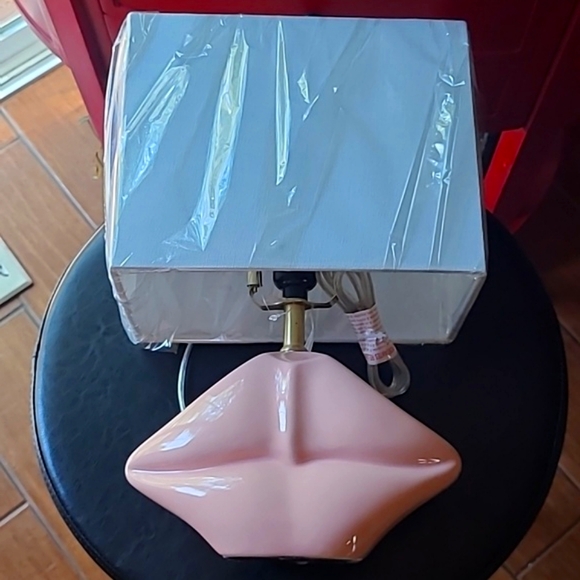 💋Lips Lamp - Picture 6 of 13